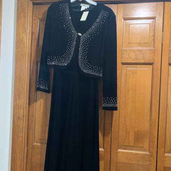 Robe maxi à ceinture. Décolleté V, manches papillon courtes, marine